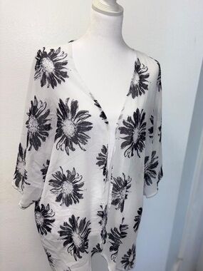 Womens Black & White Floral V-Neck Top